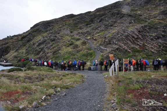 Fila para tomar o barco que faz a travessia do lago Pehoe, no parque Torres del Paine, no sul do Chile
